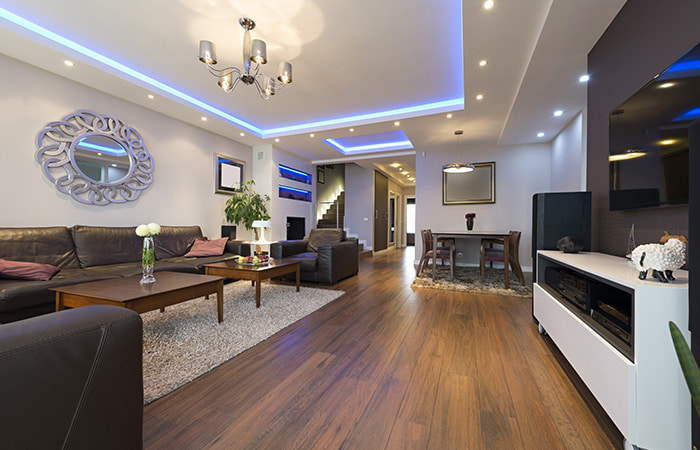 Innovative & moderne Beleuchtungstechnik in einem stilvoll eingerichteten Wohnzimmer