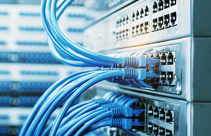 Datennetze blaue Netzwerkkabel verbunden mit Switches